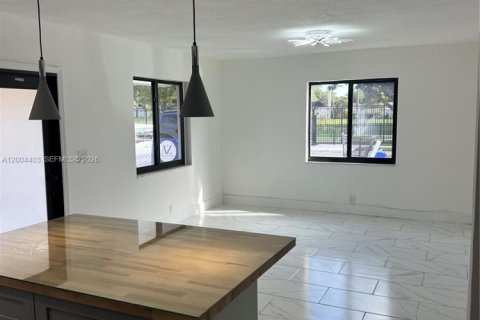 House in Hallandale Beach, Florida 3 bedrooms, 212.47 sq.m. № 2068474 - photo 8