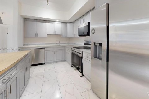 House in Hallandale Beach, Florida 3 bedrooms, 212.47 sq.m. № 2068474 - photo 3