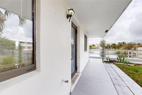 House in Hallandale Beach, Florida 3 bedrooms, 212.47 sq.m. № 2068474