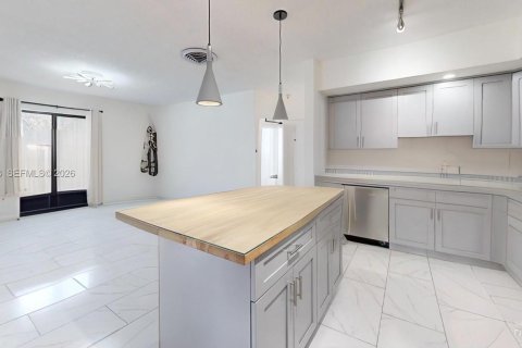 House in Hallandale Beach, Florida 3 bedrooms, 212.47 sq.m. № 2068474 - photo 2