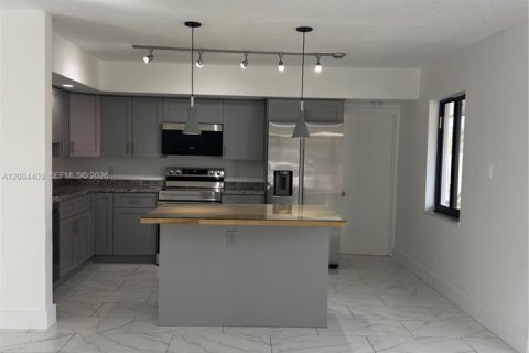 House in Hallandale Beach, Florida 3 bedrooms, 212.47 sq.m. № 2068474 - photo 6