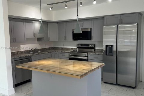 House in Hallandale Beach, Florida 3 bedrooms, 212.47 sq.m. № 2068474 - photo 7