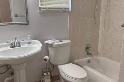 House in Dania Beach, Florida 1 bedroom, 32.52 sq.m. № 1944239 - photo 8