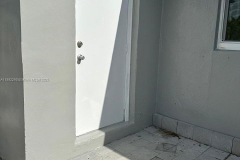 House in Dania Beach, Florida 1 bedroom, 32.52 sq.m. № 1944239 - photo 2