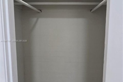 House in Miami, Florida 3 bedrooms, 133.5 sq.m. № 2059058 - photo 7