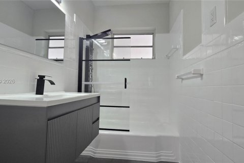 House in Miami, Florida 3 bedrooms, 133.5 sq.m. № 2059058 - photo 12