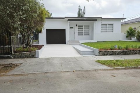 House in Miami, Florida 3 bedrooms, 133.5 sq.m. № 2059058 - photo 1