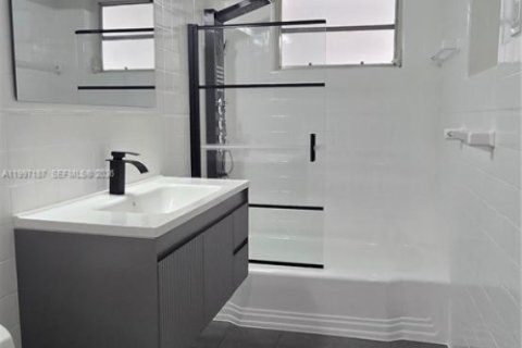 House in Miami, Florida 3 bedrooms, 133.5 sq.m. № 2059058 - photo 10