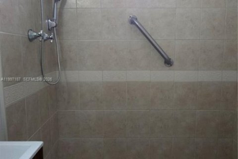 House in Miami, Florida 3 bedrooms, 133.5 sq.m. № 2059058 - photo 22