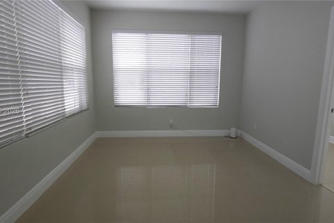 House in Miami, Florida 3 bedrooms, 133.5 sq.m. № 2059058 - photo 23