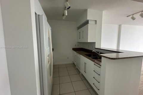 Condo in Miami, Florida, 1 bedroom  № 2052911 - photo 6