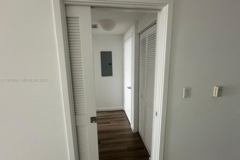 Condo in Miami, Florida, 1 bedroom  № 2052911 - photo 13