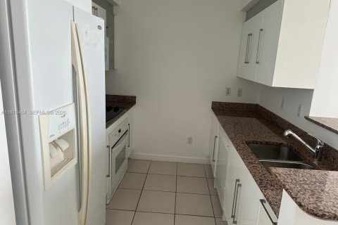 Condo in Miami, Florida, 1 bedroom  № 2052911 - photo 11