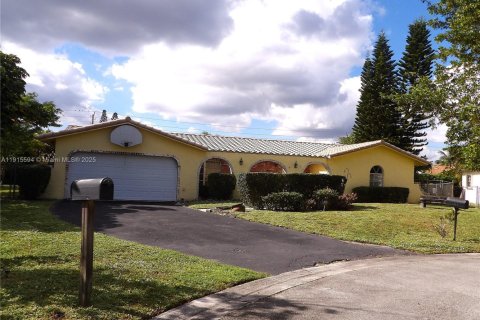 Casa en venta en Coral Springs, Florida, 4 dormitorios, 217.39 m2 № 1972691 - foto 1