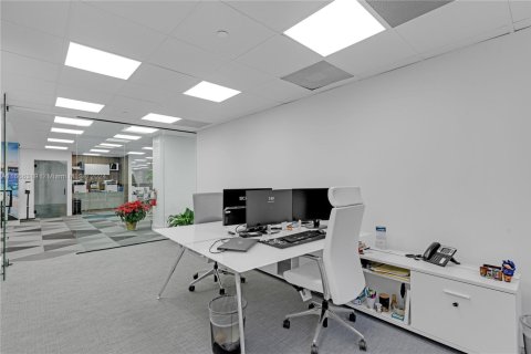 Commercial property in Miami, Florida № 1693619 - photo 3