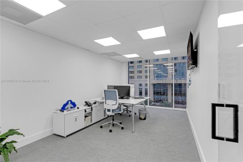 Commercial property in Miami, Florida № 1693619 - photo 2