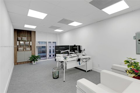 Commercial property in Miami, Florida № 1693619 - photo 8
