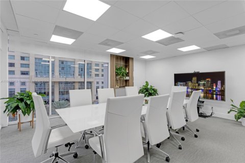 Commercial property in Miami, Florida № 1693619 - photo 7