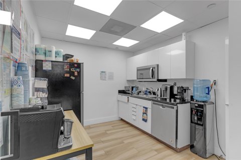 Commercial property in Miami, Florida № 1693619 - photo 9