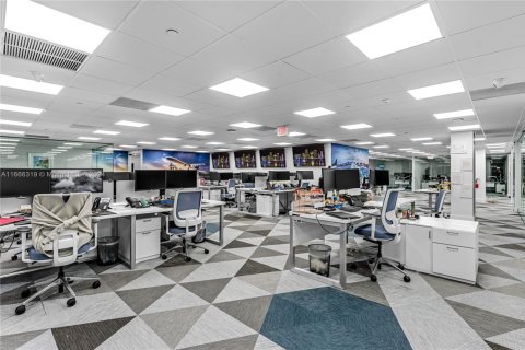Commercial property in Miami, Florida № 1693619 - photo 28