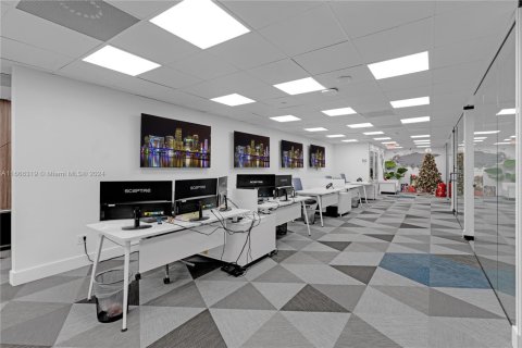 Commercial property in Miami, Florida № 1693619 - photo 11