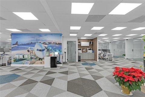 Commercial property in Miami, Florida № 1693619 - photo 4