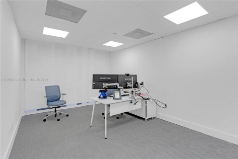 Commercial property in Miami, Florida № 1693619 - photo 13