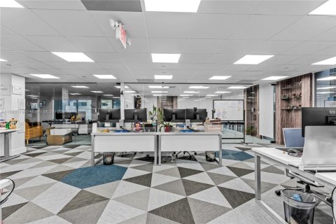 Commercial property in Miami, Florida № 1693619 - photo 17