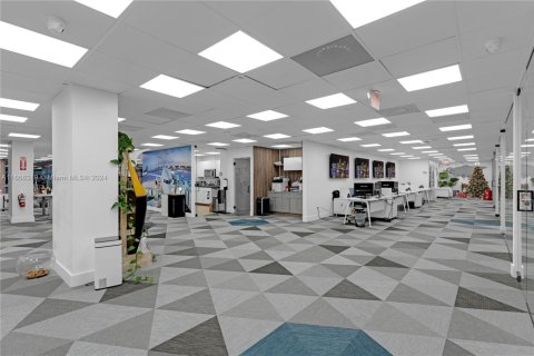 Commercial property in Miami, Florida № 1693619 - photo 5