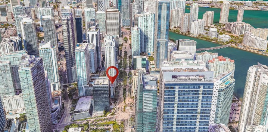 Commercial property in Miami, Florida № 1693619