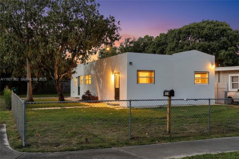 Villa ou maison à vendre à Opa-locka, Floride: 5 chambres, 115.94 m2 № 1986264 - photo 1