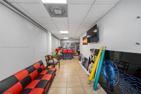 Commercial property in Miami, Florida № 1782094 - photo 9