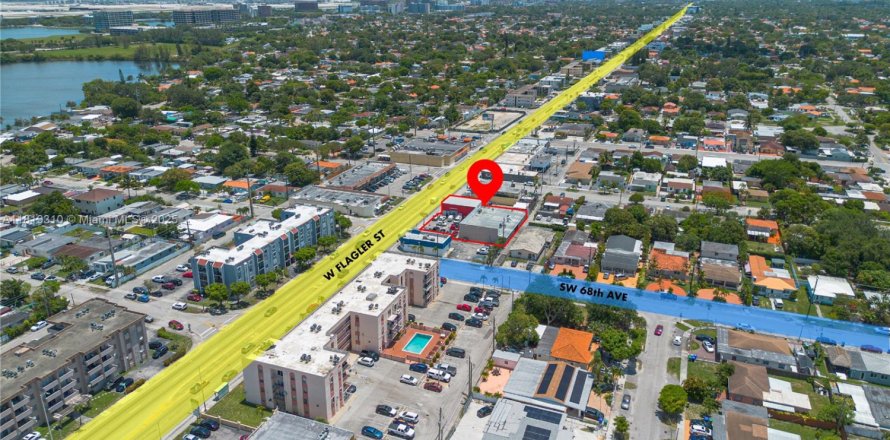 Commercial property in Miami, Florida № 1782094