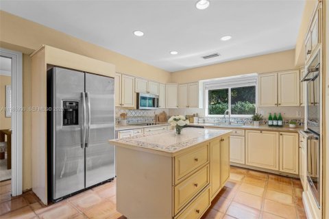 House in Pinecrest, Florida 3 bedrooms, 243.87 sq.m. № 2048262 - photo 22