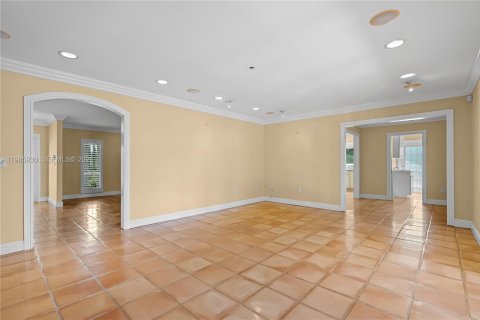 House in Pinecrest, Florida 3 bedrooms, 243.87 sq.m. № 2048262 - photo 14