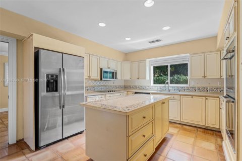 House in Pinecrest, Florida 3 bedrooms, 243.87 sq.m. № 2048262 - photo 23