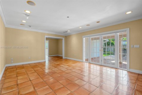 House in Pinecrest, Florida 3 bedrooms, 243.87 sq.m. № 2048262 - photo 13