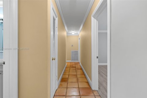 House in Pinecrest, Florida 3 bedrooms, 243.87 sq.m. № 2048262 - photo 27