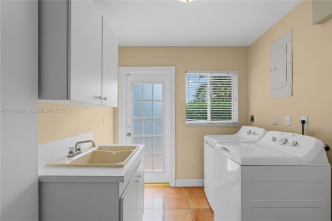 House in Pinecrest, Florida 3 bedrooms, 243.87 sq.m. № 2048262 - photo 26