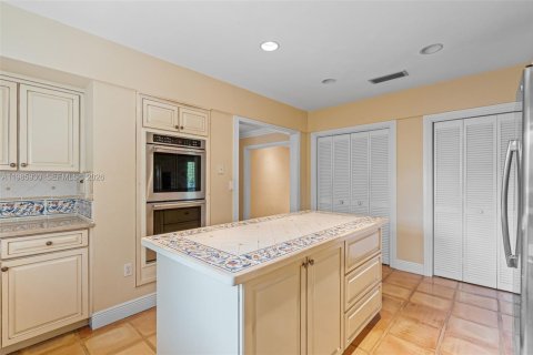 House in Pinecrest, Florida 3 bedrooms, 243.87 sq.m. № 2048262 - photo 25