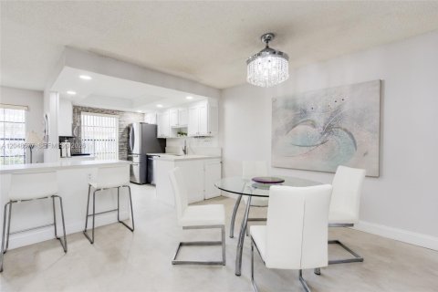 House in Davie, Florida 2 bedrooms, 123.84 sq.m. № 2189789 - photo 7