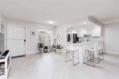 House in Davie, Florida 2 bedrooms, 123.84 sq.m. № 2189789 - photo 8