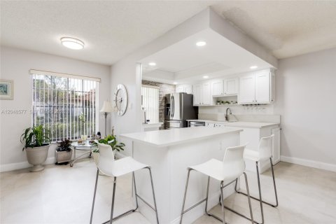House in Davie, Florida 2 bedrooms, 123.84 sq.m. № 2189789 - photo 12
