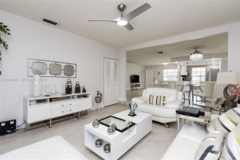 House in Davie, Florida 2 bedrooms, 123.84 sq.m. № 2189789