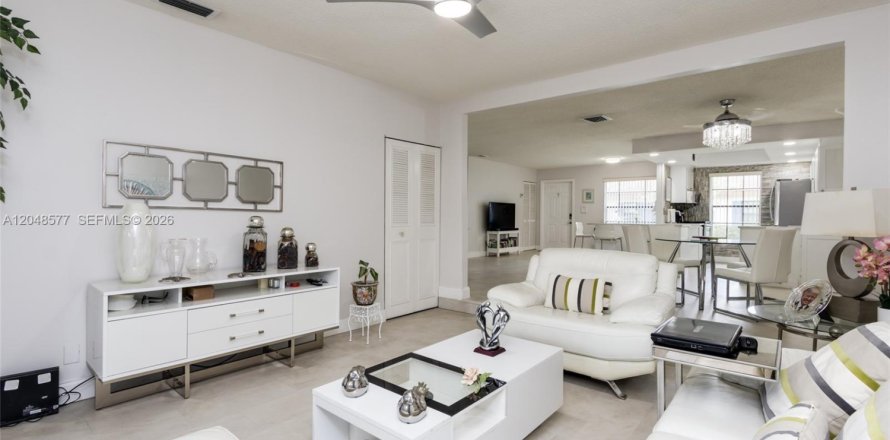 House in Davie, Florida 2 bedrooms, 123.84 sq.m. № 2189789