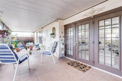 House in Davie, Florida 2 bedrooms, 123.84 sq.m. № 2189789 - photo 25