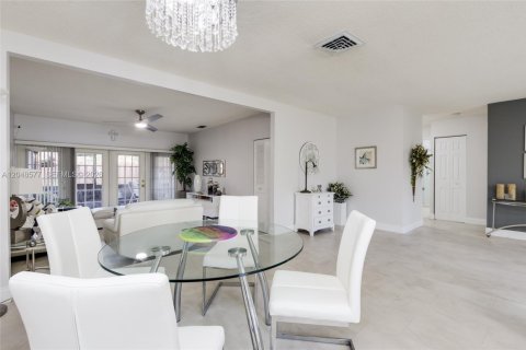 House in Davie, Florida 2 bedrooms, 123.84 sq.m. № 2189789 - photo 6