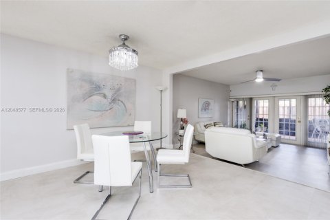 House in Davie, Florida 2 bedrooms, 123.84 sq.m. № 2189789 - photo 5