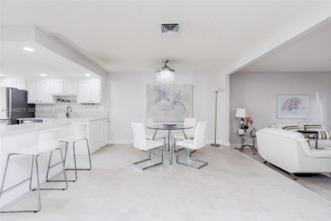 House in Davie, Florida 2 bedrooms, 123.84 sq.m. № 2189789 - photo 11