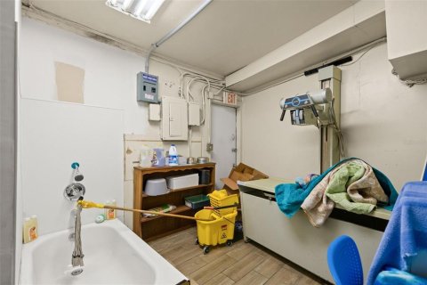 Commercial property in Tampa, Florida 249.72 sq.m. № 2230980 - photo 18